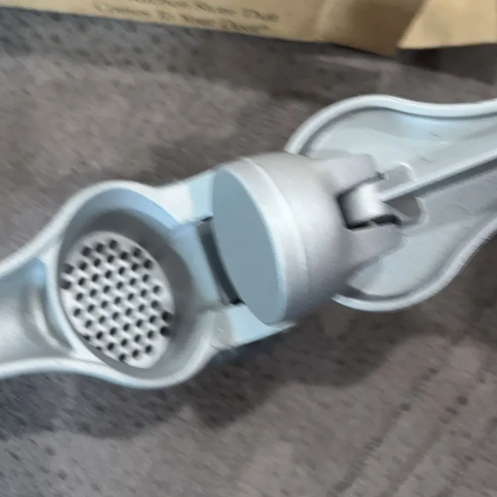 The Pampered Chef Garlic Press 2575 Metal Kitchen Tool With Cleaning Tool + Box